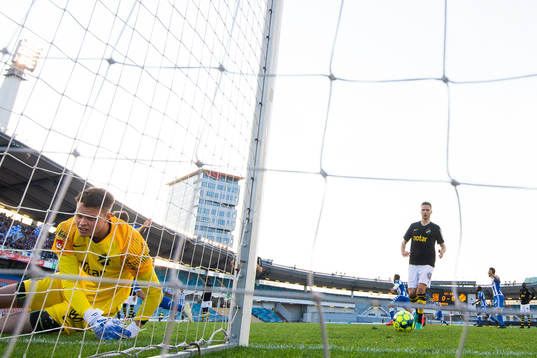 s målvakt Oscar Linnér och Karol Mets deppar