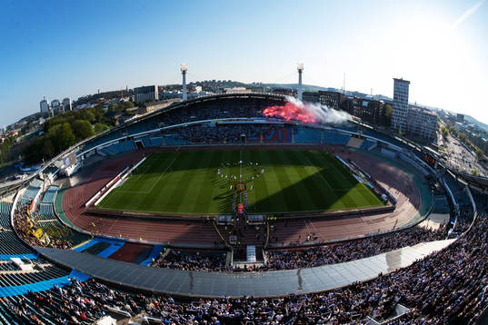 s och IFK Göteborgs spelare går in på plan