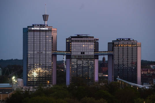 Vy över Gothia Towers i skymning
