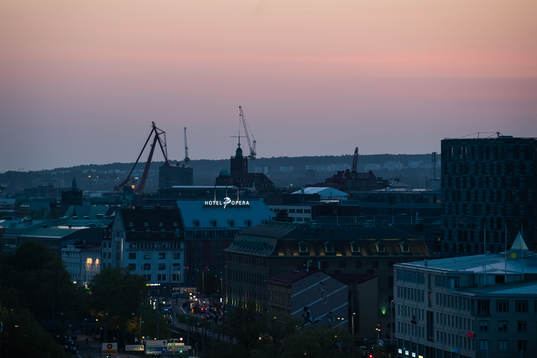 Vy över Göteborg med kranar i skymning