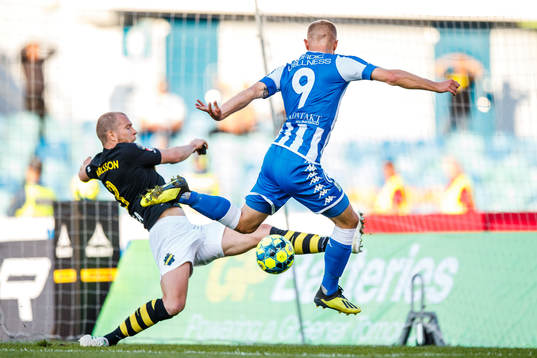 s Per Karlsson blockerar skott från IFK Göteborgs Robin