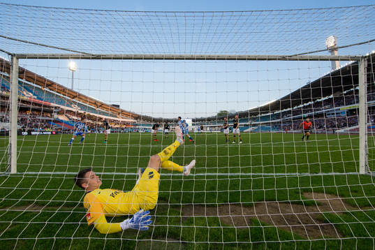 s målvakt Oscar Linnér släpper in 2-0 på skott från