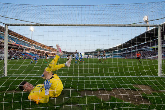 s målvakt Oscar Linnér släpper in 2-0 på skott från
