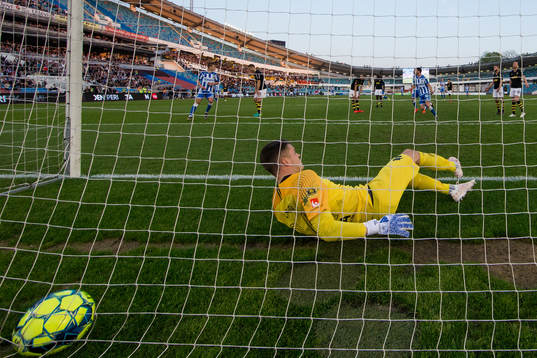 s målvakt Oscar Linnér släpper in 2-0 på skott från