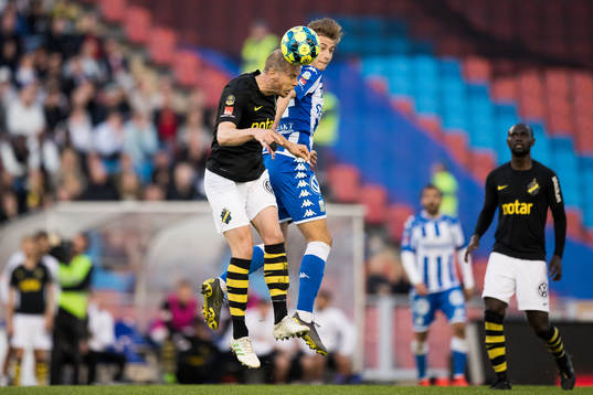 s Per Karlsson i nickduell med IFK Göteborgs Benjamin