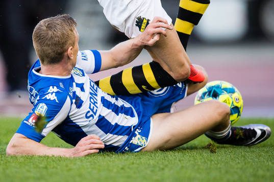 IFK Göteborgs Sebastian Ohlsson glidtacklar en AIK spelare