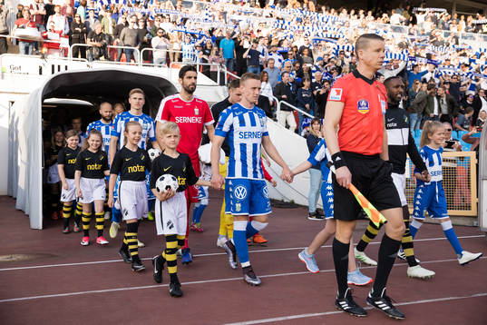 Lagen på väg in för line up innan fotbollsmatchen i