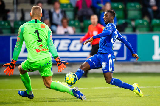 Sundsvalls Peter Wilson gör 3-1 bakom Falkenbergs målvakt
