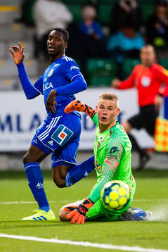 Sundsvalls Peter Wilson gör 3-1 bakom Falkenbergs målvakt