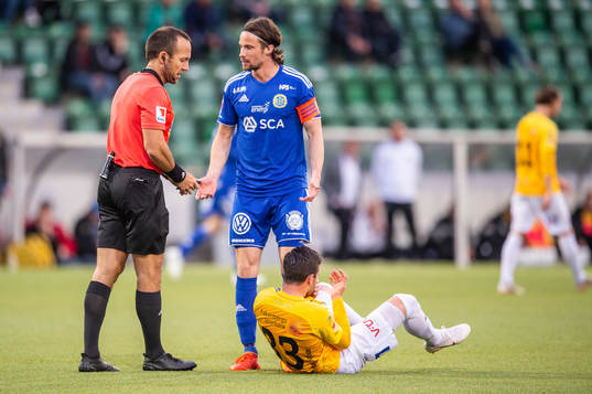 domaren Kaspar Sjöberg och Sundsvalls Linus Hallenius samt