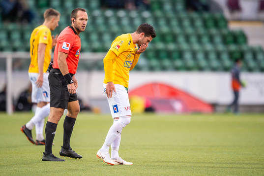 domaren Kaspar Sjöberg och Falkenbergs Tibor Brink Joza