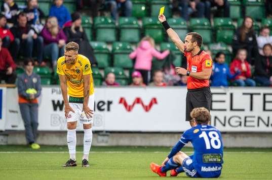 Falkenbergs Tobias Karlsson får gult kort