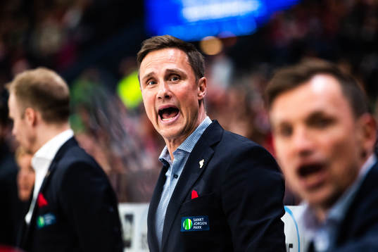 Frölundas tränare Roger Rönnberg  reagerar
