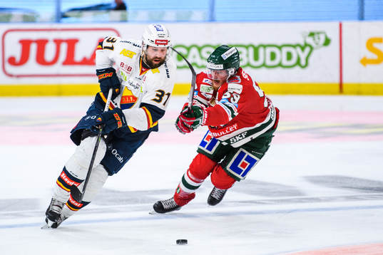 Djurgårdens Dick Axelsson  och Frölundas Simon Hjalmarsson