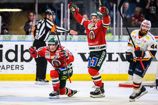 Frölundas Joel Mustonen och Max Friberg jublar