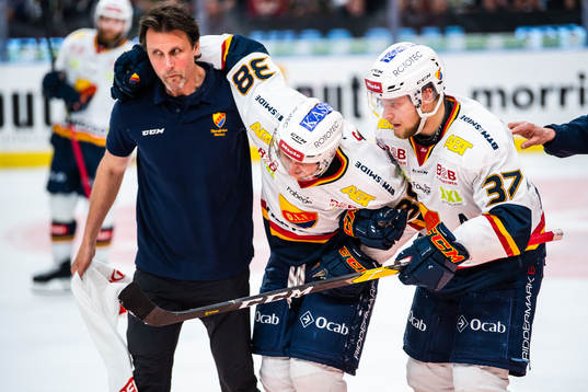 Djurgårdens Olle Alsing lämnar isen