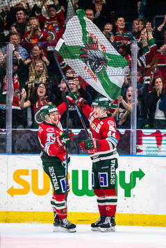 Frölundas Rhett Rakshani och Jacob Peterson jublar
