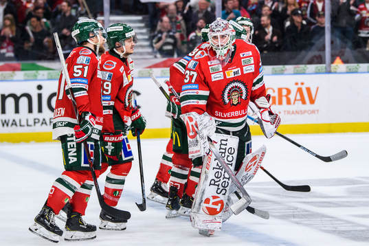 Frölundas målvakt Johan Gustafsson jublar