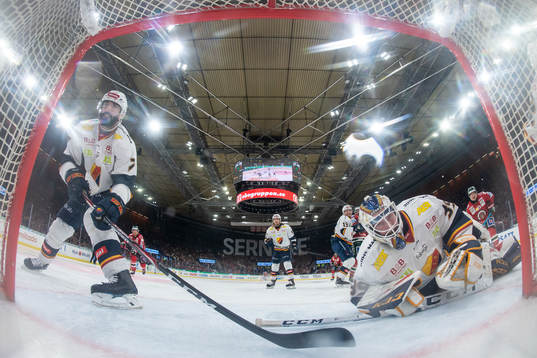Djurgårdens Jason Garrison och målvakt Adam Reideborn