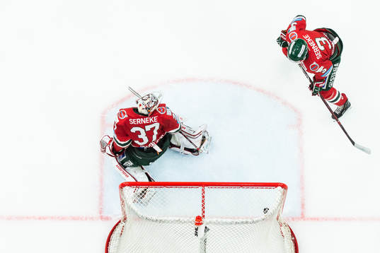 Frölundas målvakt Johan Gustafsson och Jacob Moverare ser