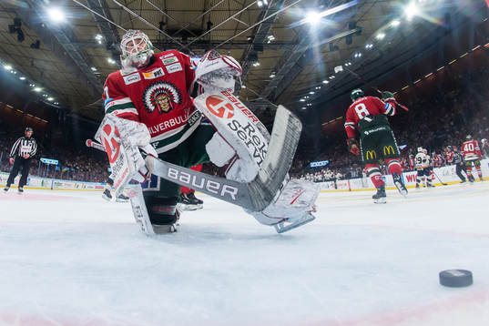 Frölundas målvakt Johan Gustafsson deppar