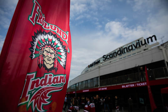 En Frölunda flagga utanför Scandinavium innan final 5 i