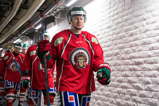 Frölundas Rhett Rakshani på väg ut för värmning innan