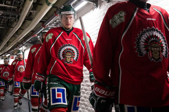 Frölundas Jacob Moverare på väg ut för värmning innan