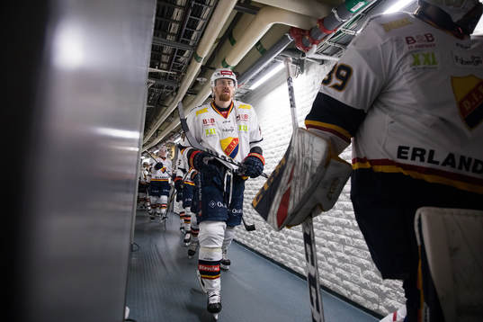 Djurgårdens Daniel Brodin på väg ut för värmning innan