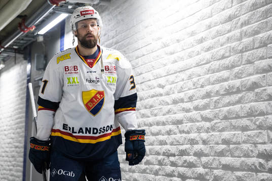 Djurgårdens Dick Axelsson på väg ut för värmning innan