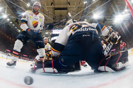 Djurgårdens Robin Norell ser pucken gå in bakom målvakt