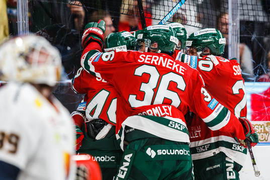 Frölundas spelare jublar med Ryan Lasch
