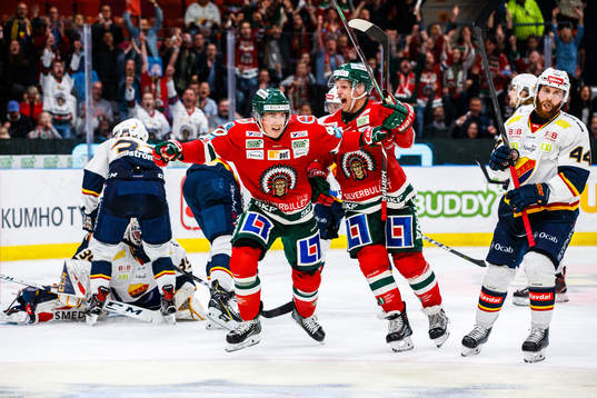 Frölundas Joel Mustonen och Max Friberg  jublar