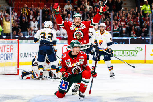 Frölundas Joel Mustonen och Max Friberg  jublar