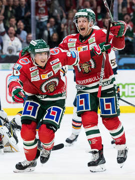 Frölundas Joel Mustonen jublar med Max Friberg
