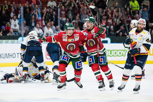 Frölundas Joel Mustonen jublar med Max Friberg
