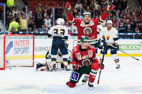 Frölundas Joel Mustonen jublar med Max Friberg