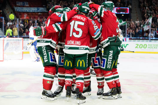 Frölundas Joel Mustonen jublar med lagkamrater