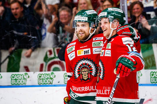 Frölundas Mats Rosseli Olsen och Max Friberg jublar