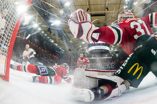 Frölundas Jonathan Sigalet slänger sig och täcker ett