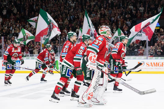 Frölundas målvakt Johan Gustafsson och lagkamrater tackar