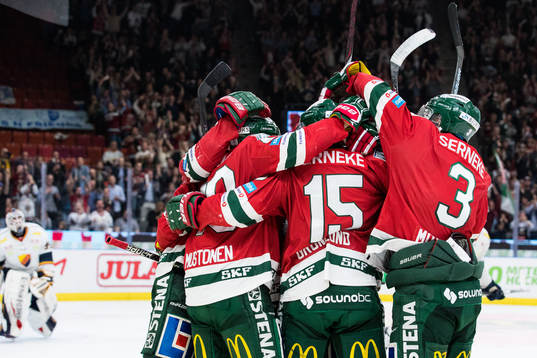 Frölundas Joel Mustonen jublar med lagkamrater