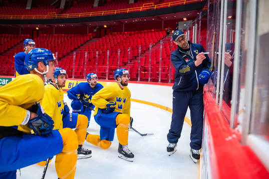 Assistant coach Peter Popovic and Erik Gustafsson