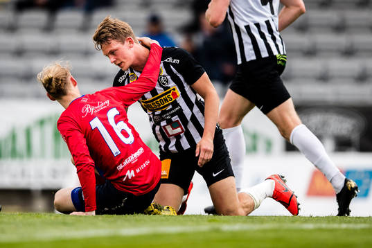 Tvååkers Alexander Johansson och Landskronas Robin Hofsö