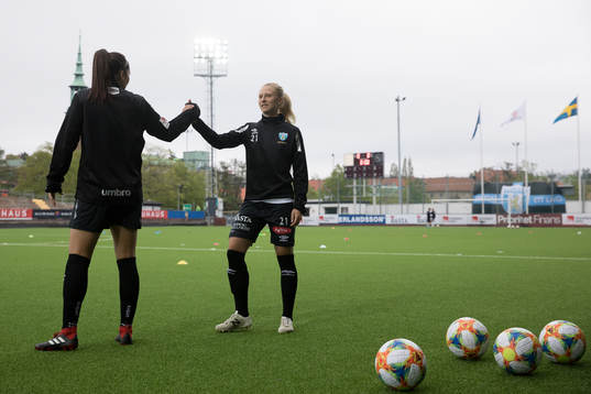 Göteborgs Beata Kollmats och Rebecka Blomqvist laddar