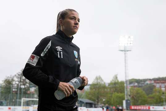 Göteborgs Pauline Hammarlund  innan fotbollsmatchen i