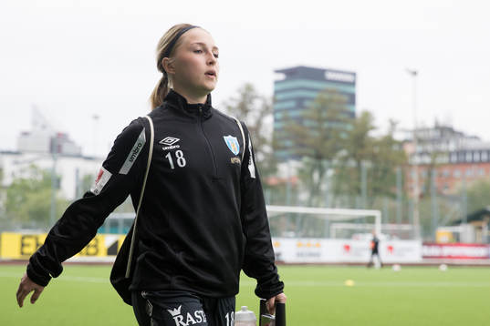 Göteborgs Hanna Andersson innan fotbollsmatchen i Svenska