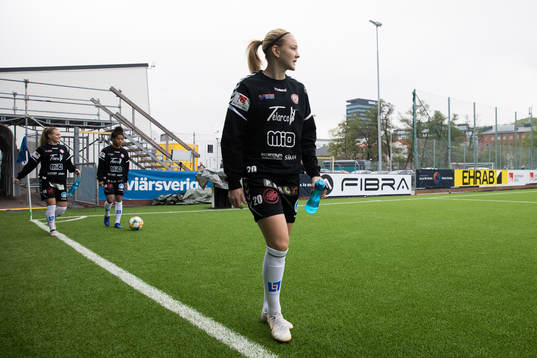 Kristianstads Mia Carlsson innan fotbollsmatchen i Svenska