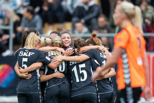 Göteborgs Pauline Hammarlund jublar med lagkamrater