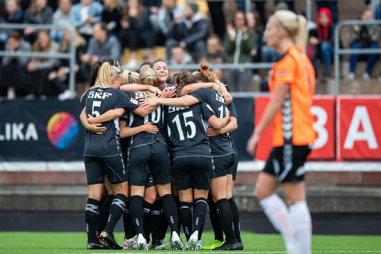 Göteborgs Pauline Hammarlund jublar med lagkamrater